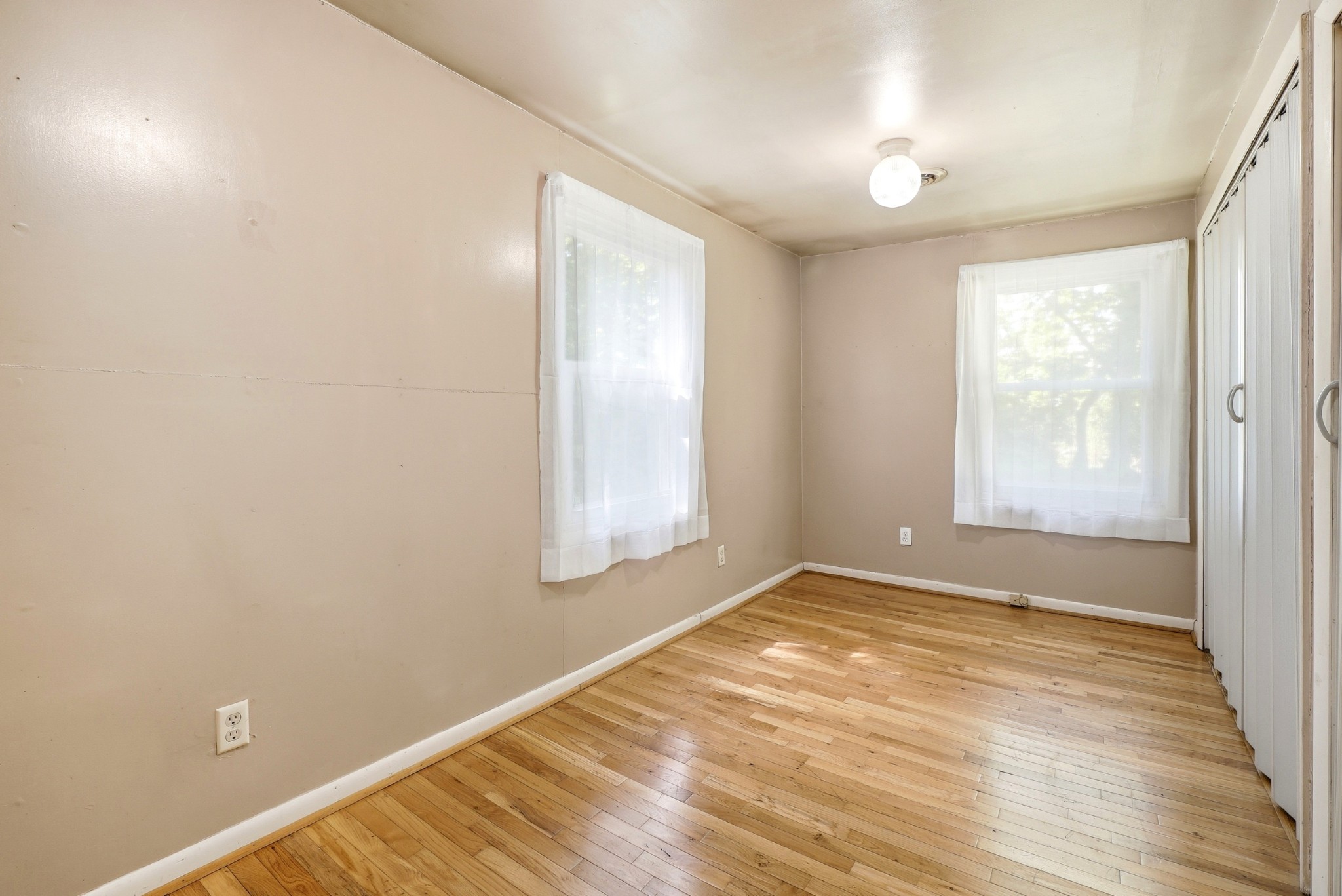 6471 Highway 161 Springfield, TN 37172 - Photo 25 of 57 an empty room with wooden floor and windows