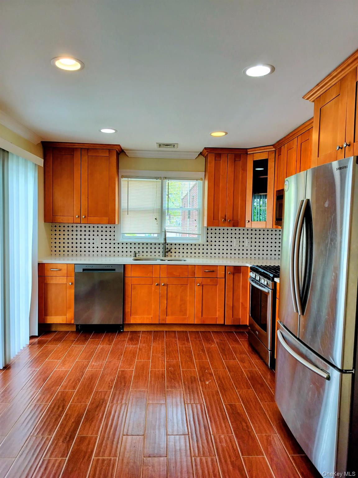 53 Juniper Road, Unit B Port Washington, NY 11050 - Photo 3 of 8 Stainless steel appliance.