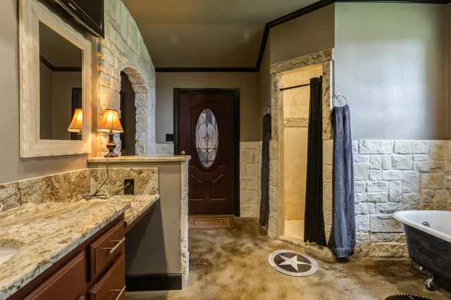 $888,000 | 7913 North Farm To Market Road 1264, Lubbock, TX 79415