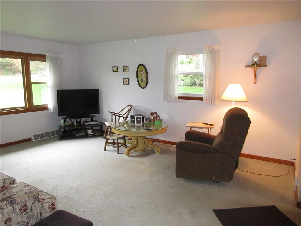 139 North Eberhart Road Butler, PA 16001 - Photo 4 of 15 LIVING ROOM
