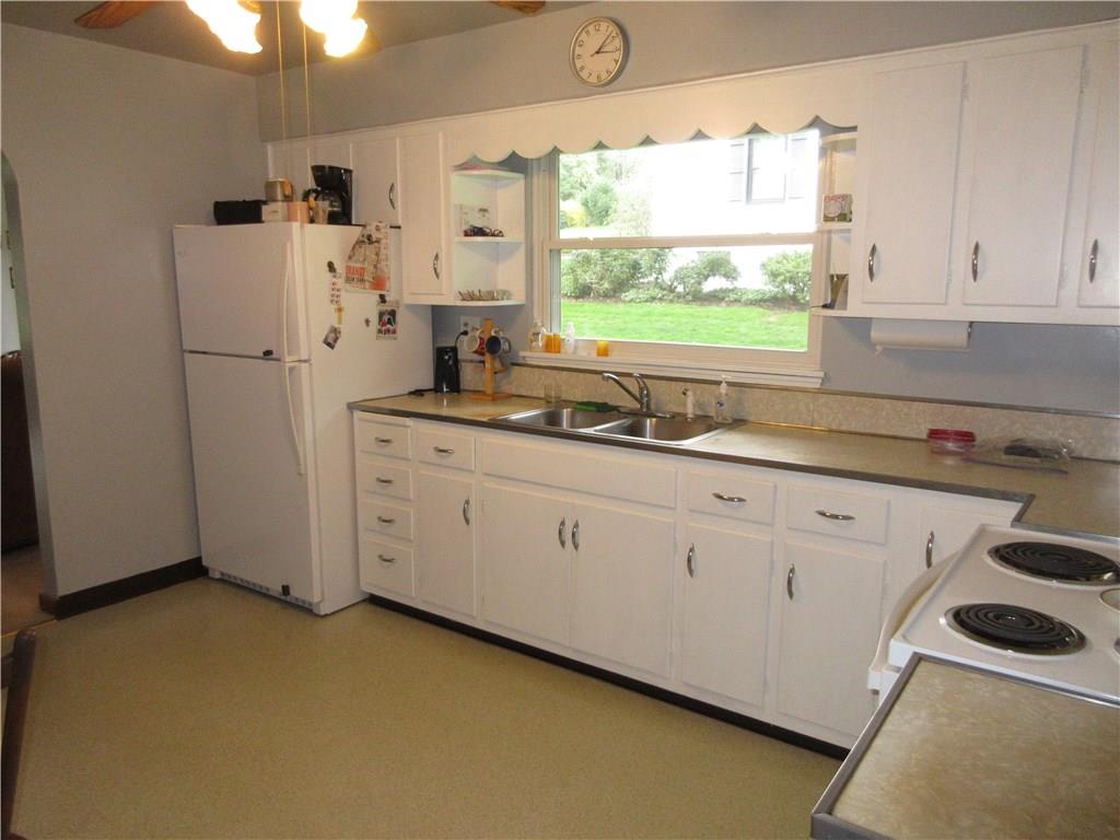 139 North Eberhart Road Butler, PA 16001 - Photo 5 of 15 KITCHEN