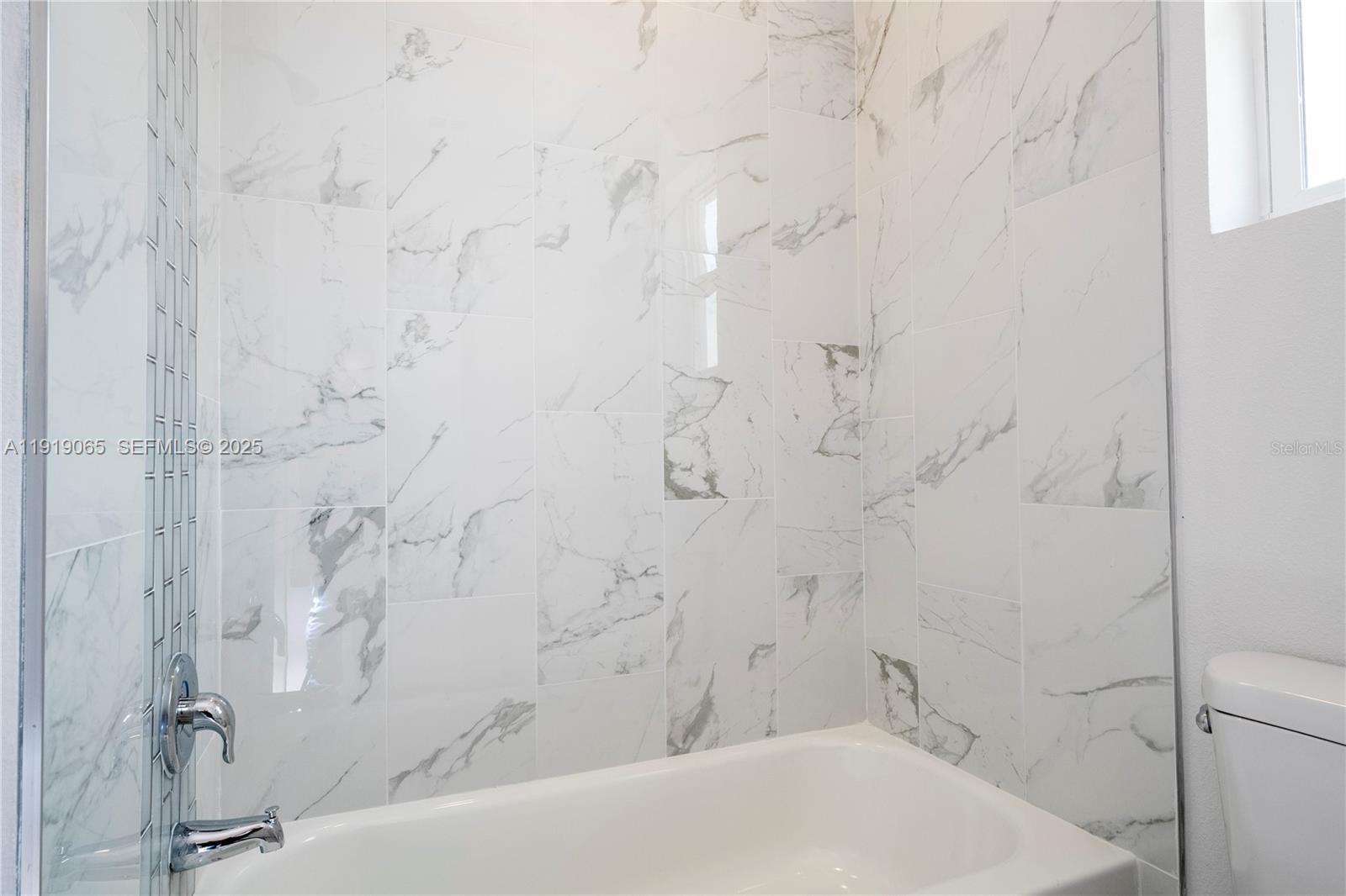 873 Colville Drive, Unit 873 Kissimmee, FL 34759 - Photo 41 of 47 a bathroom with a bathtub