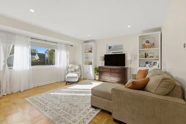 $479,999 | 7448 West Jonquil Terrace, Niles, IL 60714