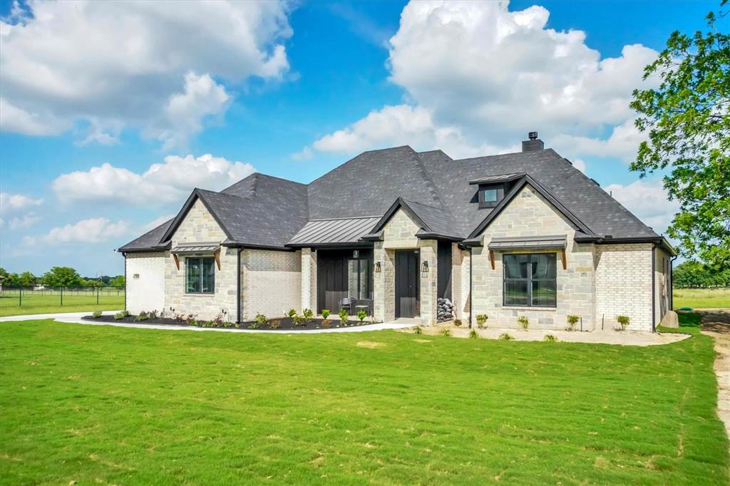 1028 Henry Way Springtown, TX 76082 - Photo 1 of 40 a front view of house with yard and green space