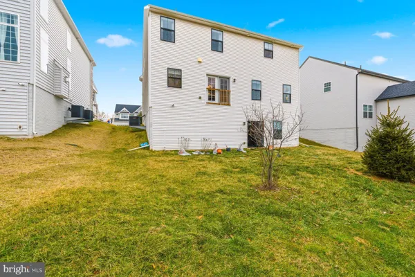 a view of a house with backyard