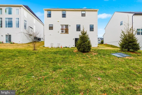 a view of an house with backyard