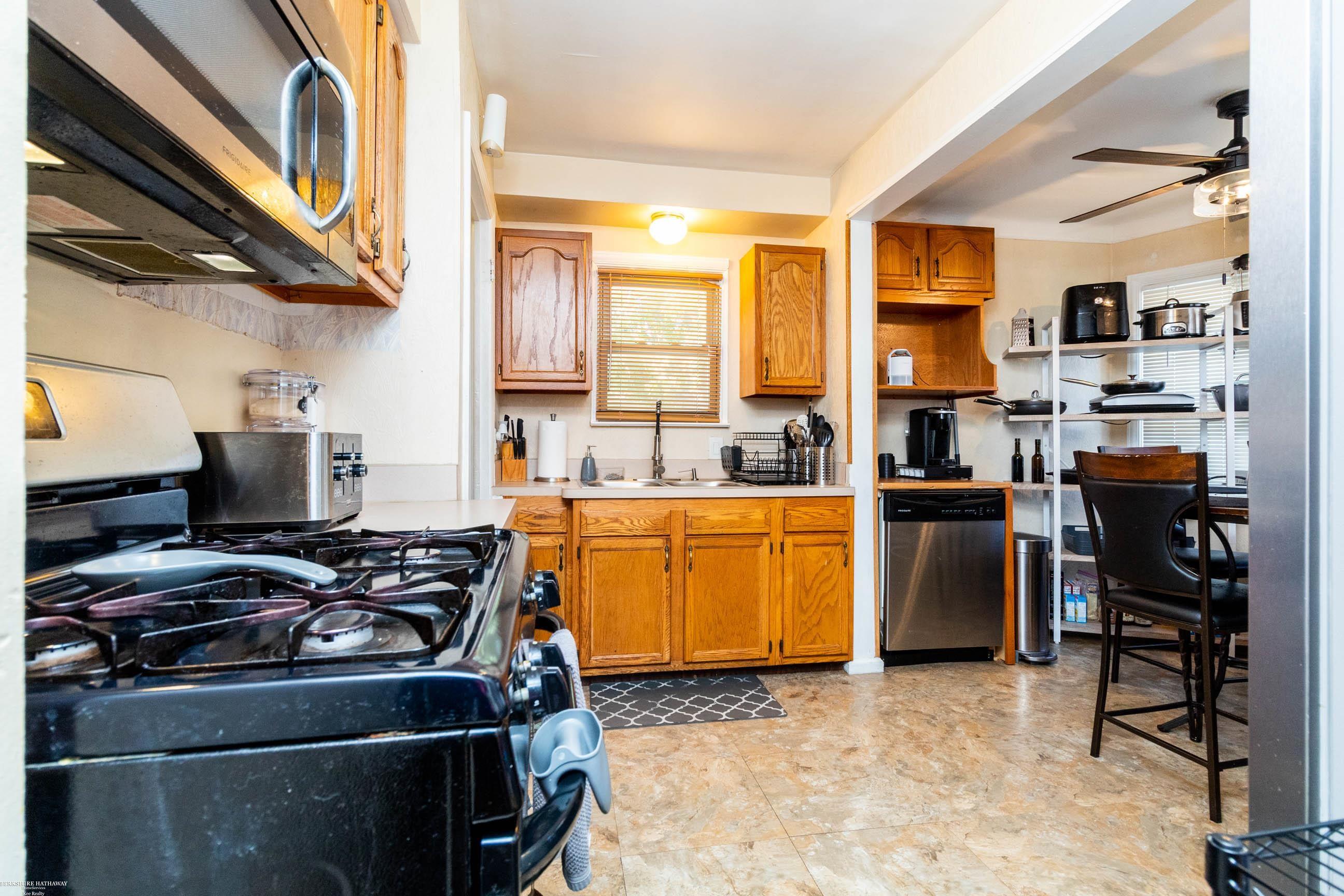 8062 Superior Street Center Line, MI 48015 - Photo 6 of 21