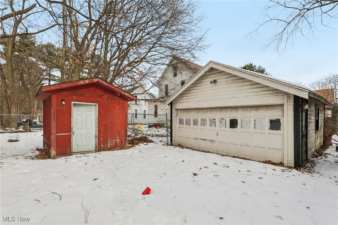 73 East York Street Akron, OH 44310 - Photo 30 of 36 View of snow covered garage