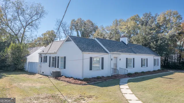 a view of a house with a yard
