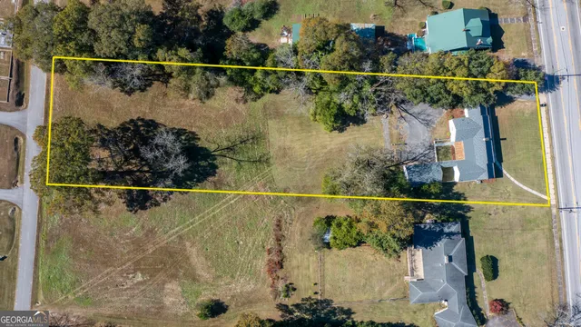 a view of a house with backyard and trees