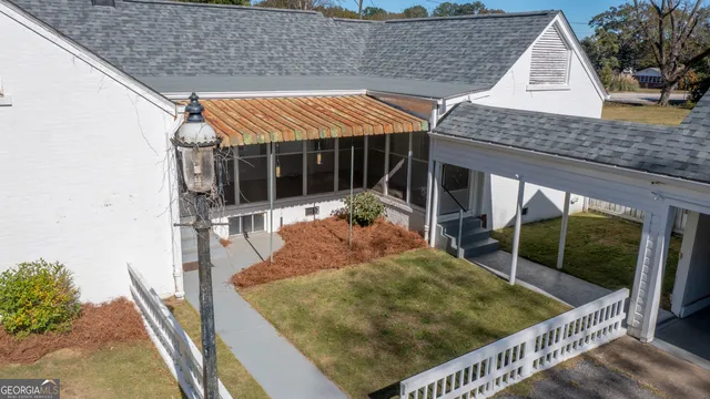 a view of a house with a backyard