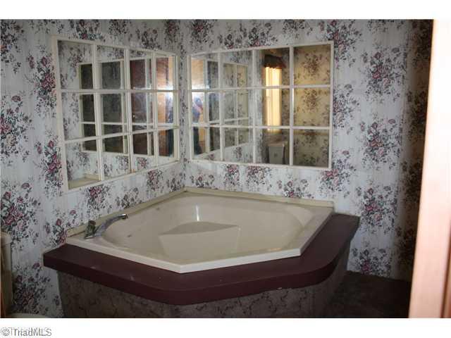 1203 Baltimore Road Hillsville, VA 24343 - Photo 6 of 13 Master Bath/Spa.