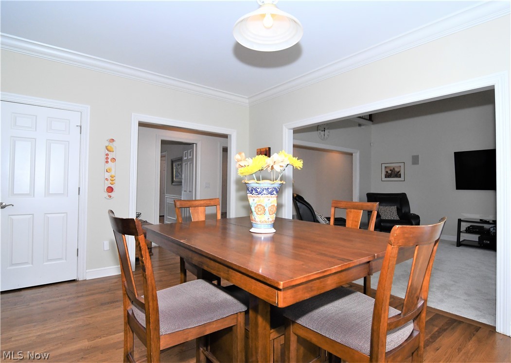 659 Sunridge Road Fairlawn, OH 44333 - Photo 10 of 35 Kitchen eating area with view of door to walk in pantry