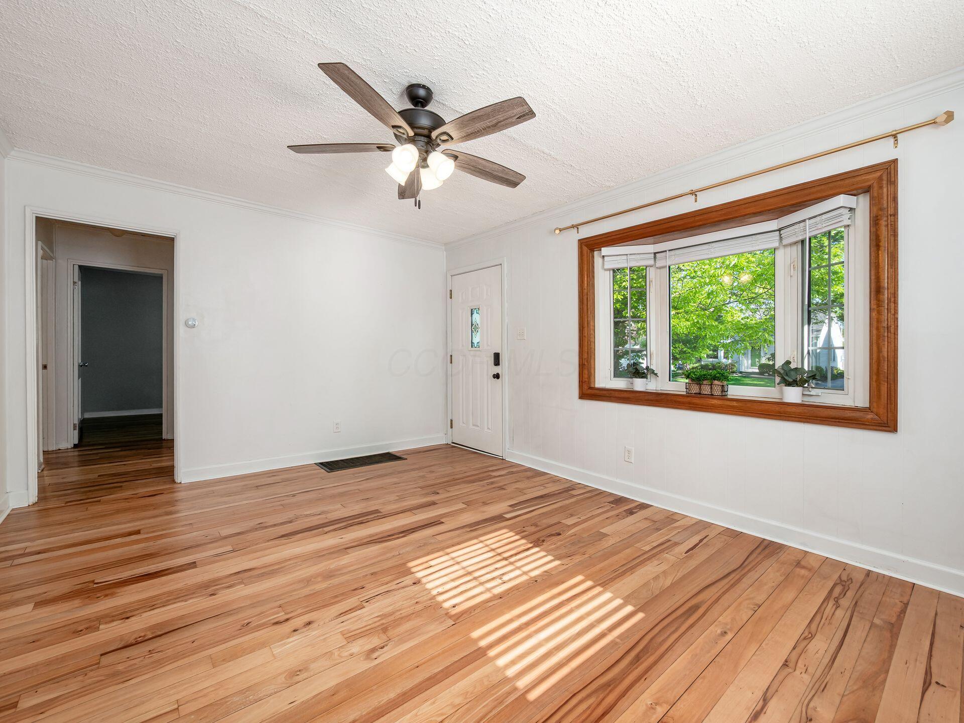 199 East Weisheimer Road Columbus, OH 43214 - Photo 2 of 33 Living room