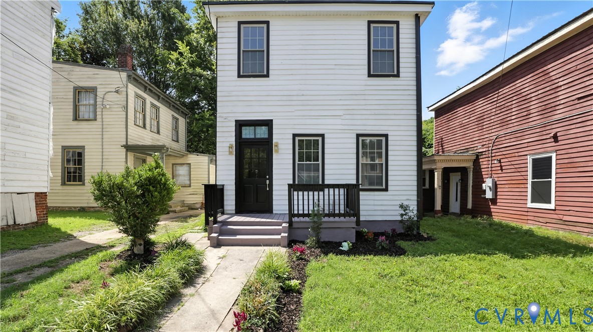 622 Grove Avenue Petersburg, VA 23803 - Photo 2 of 20 a view of a house with backyard and garden