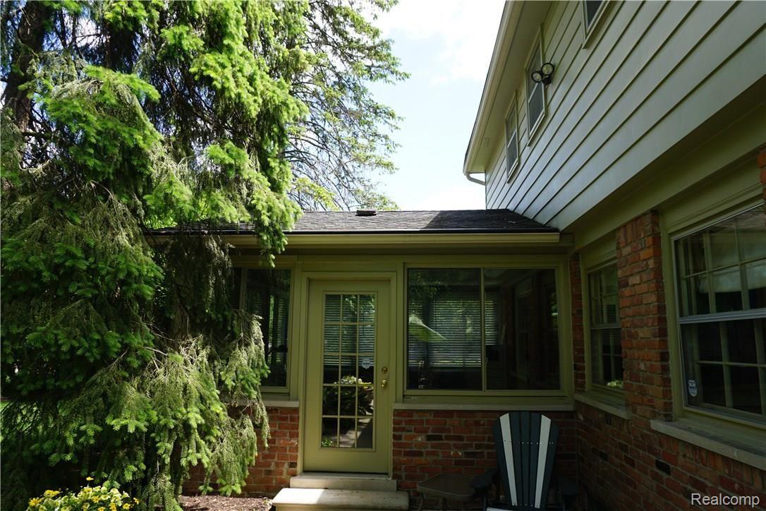 385 Beechview Drive Rochester, MI 48306 - Photo 10 of 56 Year Round Sun Porch