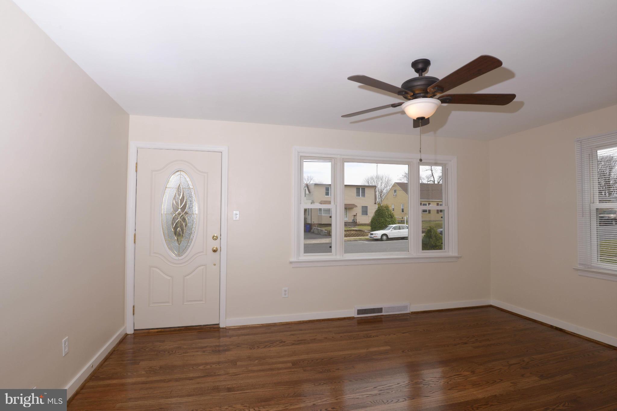 233 Devonshire Road Hagerstown, MD 21740 - Photo 12 of 29 Living Room