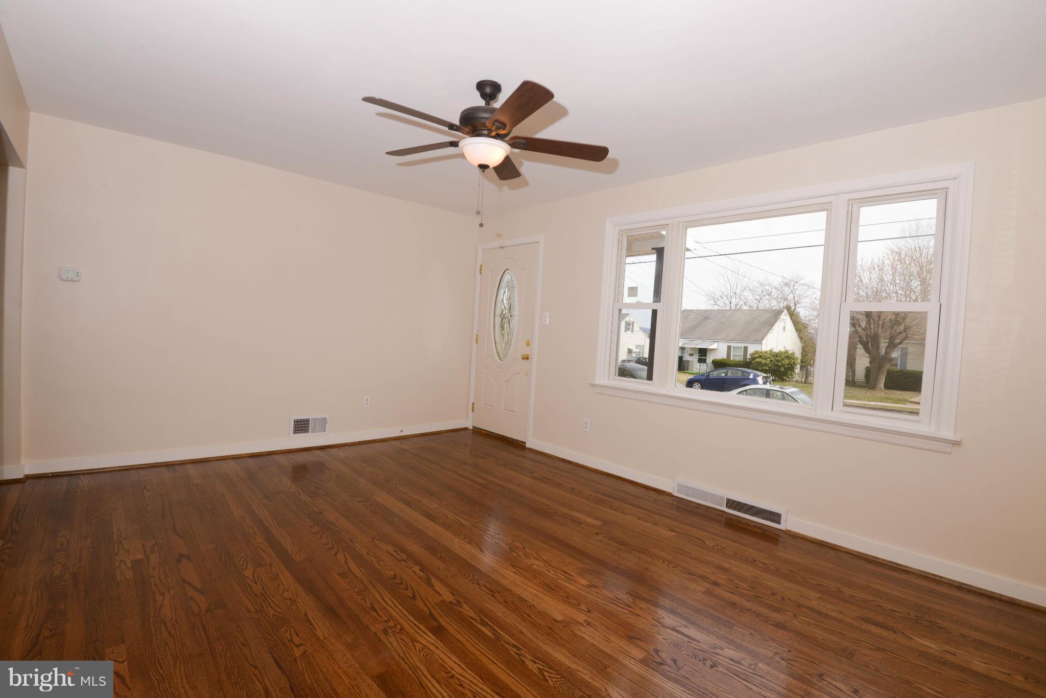 233 Devonshire Road Hagerstown, MD 21740 - Photo 8 of 29 Living Room