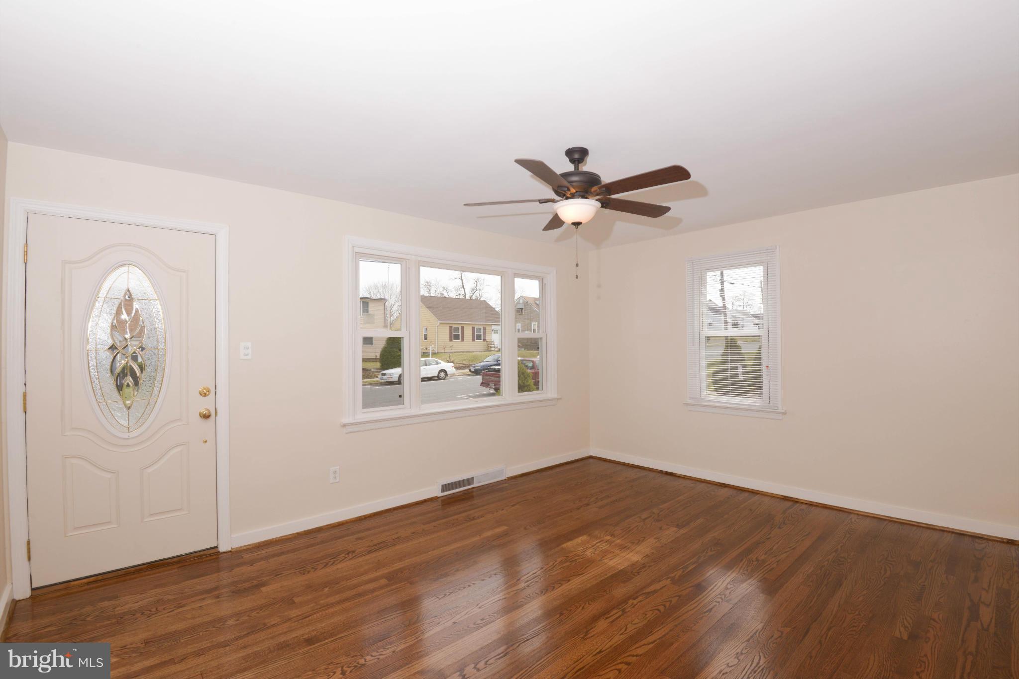 233 Devonshire Road Hagerstown, MD 21740 - Photo 10 of 29 Living Room
