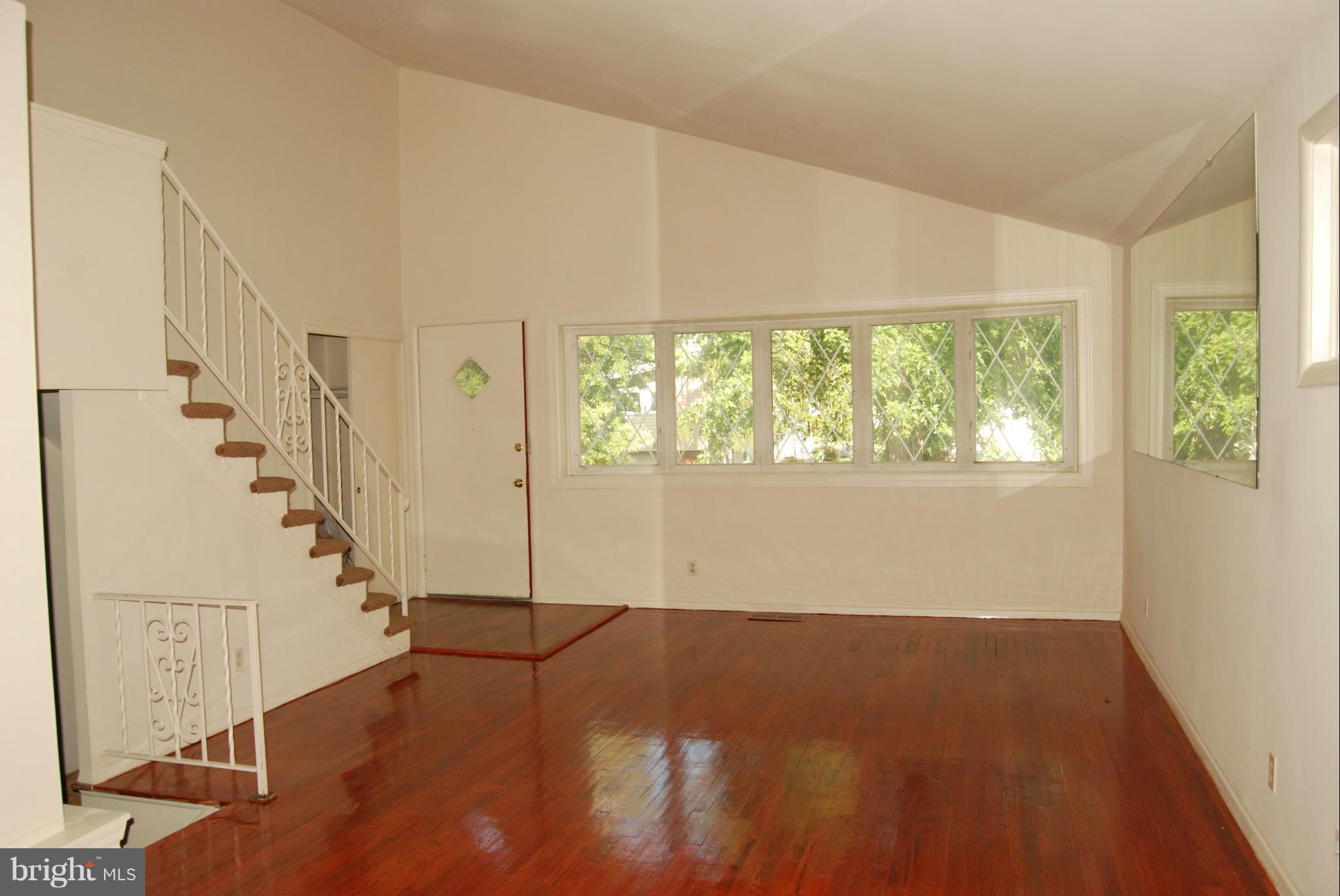 3006 Fairview Road Baltimore, MD 21207 - Photo 3 of 25 Living Room