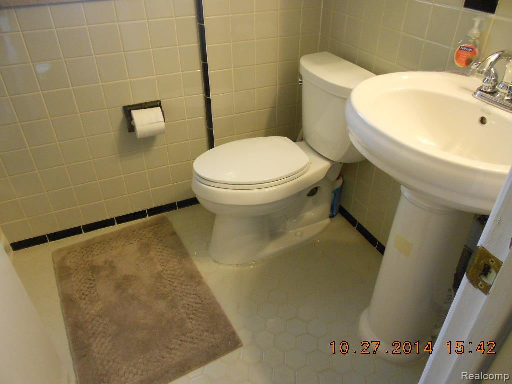827 Shoreham Road Grosse Pointe, MI 48236 - Photo 28 of 44 004.jpg