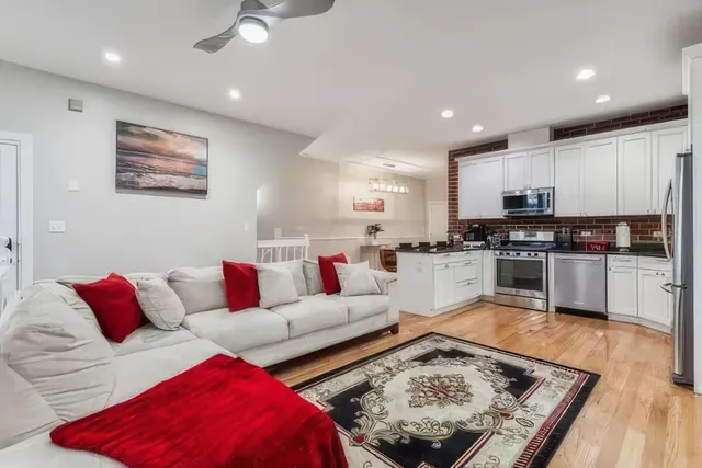 $4,800 | 3935 South Wells Street, Unit 1, Chicago, IL 60609