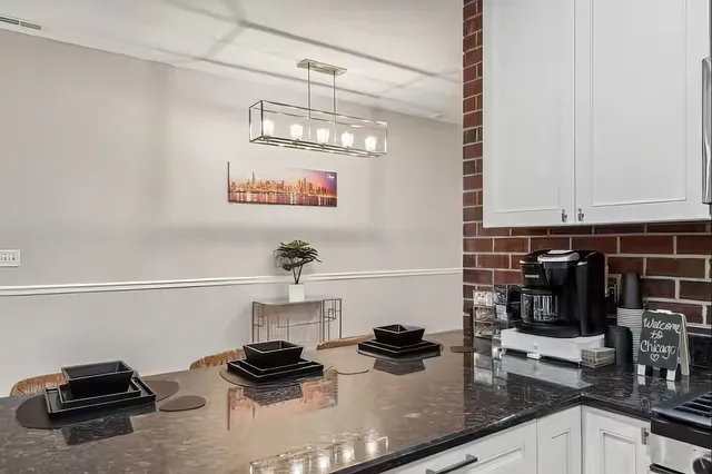 $4,800 | 3935 South Wells Street, Unit 1, Chicago, IL 60609