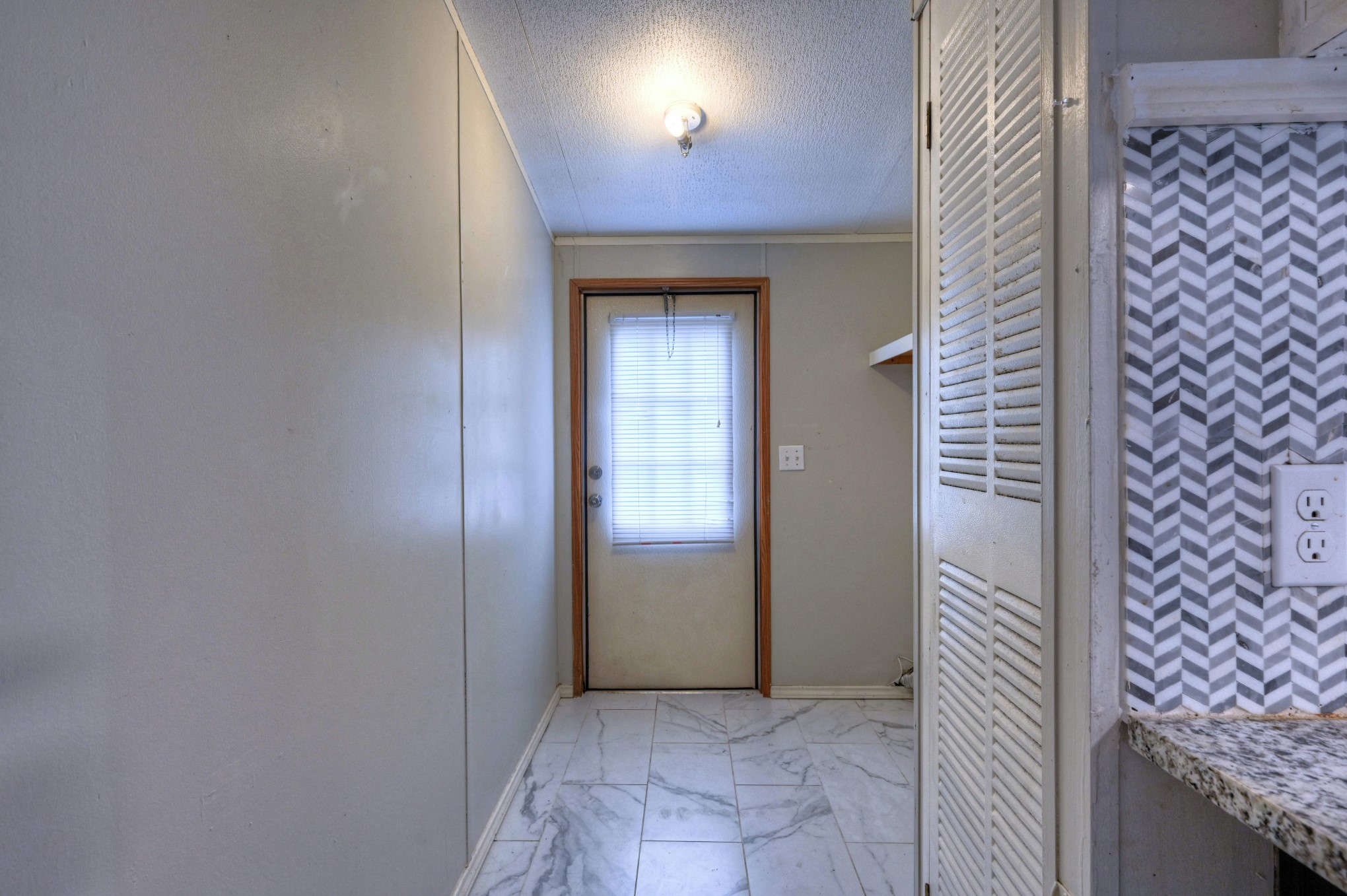 13204 Enchanted Vista Willis, TX 77318 - Photo 19 of 43 an empty room that has a mirror in it