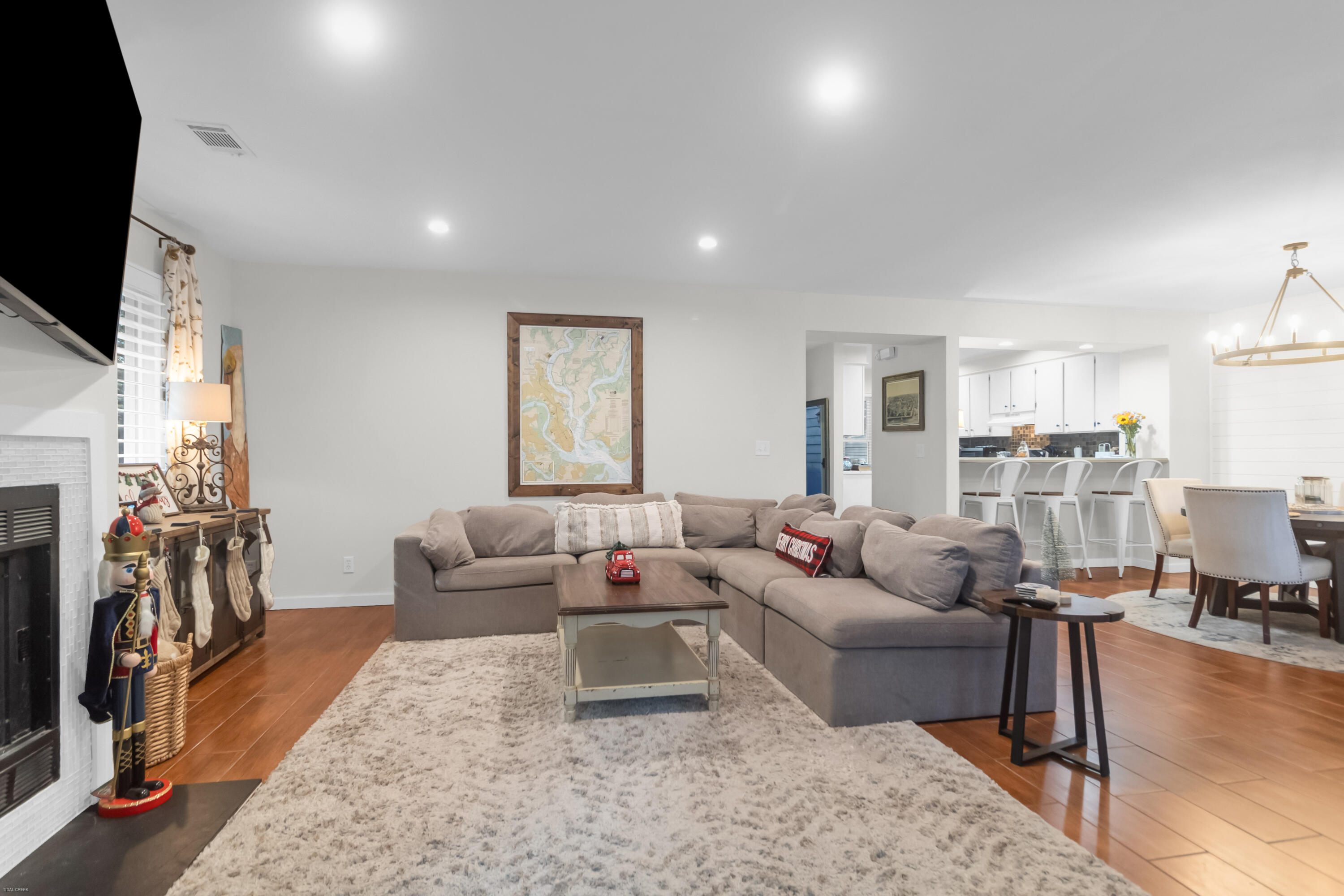 1162 Shadow Lake Circle, Unit 44 Mount Pleasant, SC 29464 - Photo 9 of 36 Living Room