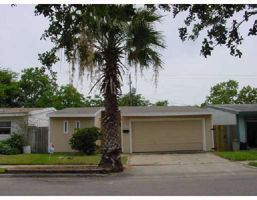 32 South Commonsway Drive Portland, TX 78374 - Photo 1 of 1 front view of house with a yard and palm trees