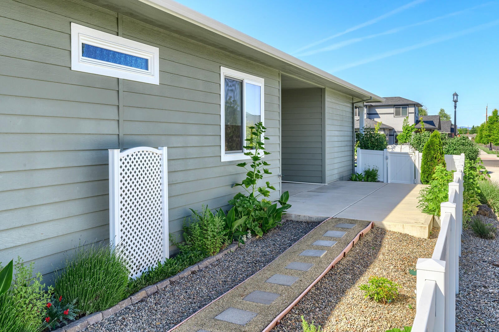 1405 North Haskell Street Central Point, OR 97502 - Photo 25 of 37 29-Side Patio