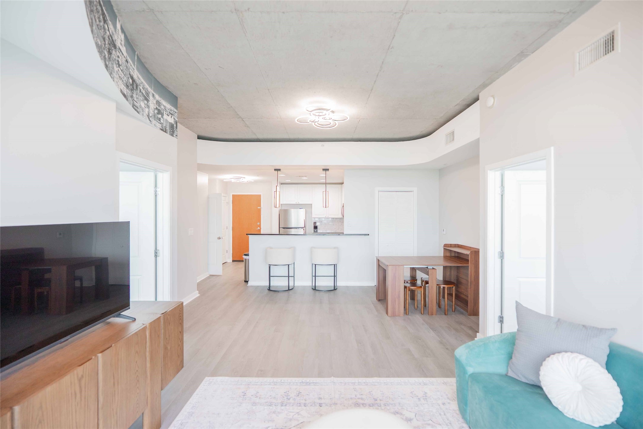 5925 Almeda Road, Unit 12005 Houston, TX 77004 - Photo 11 of 25 a living room with furniture and a wooden floor
