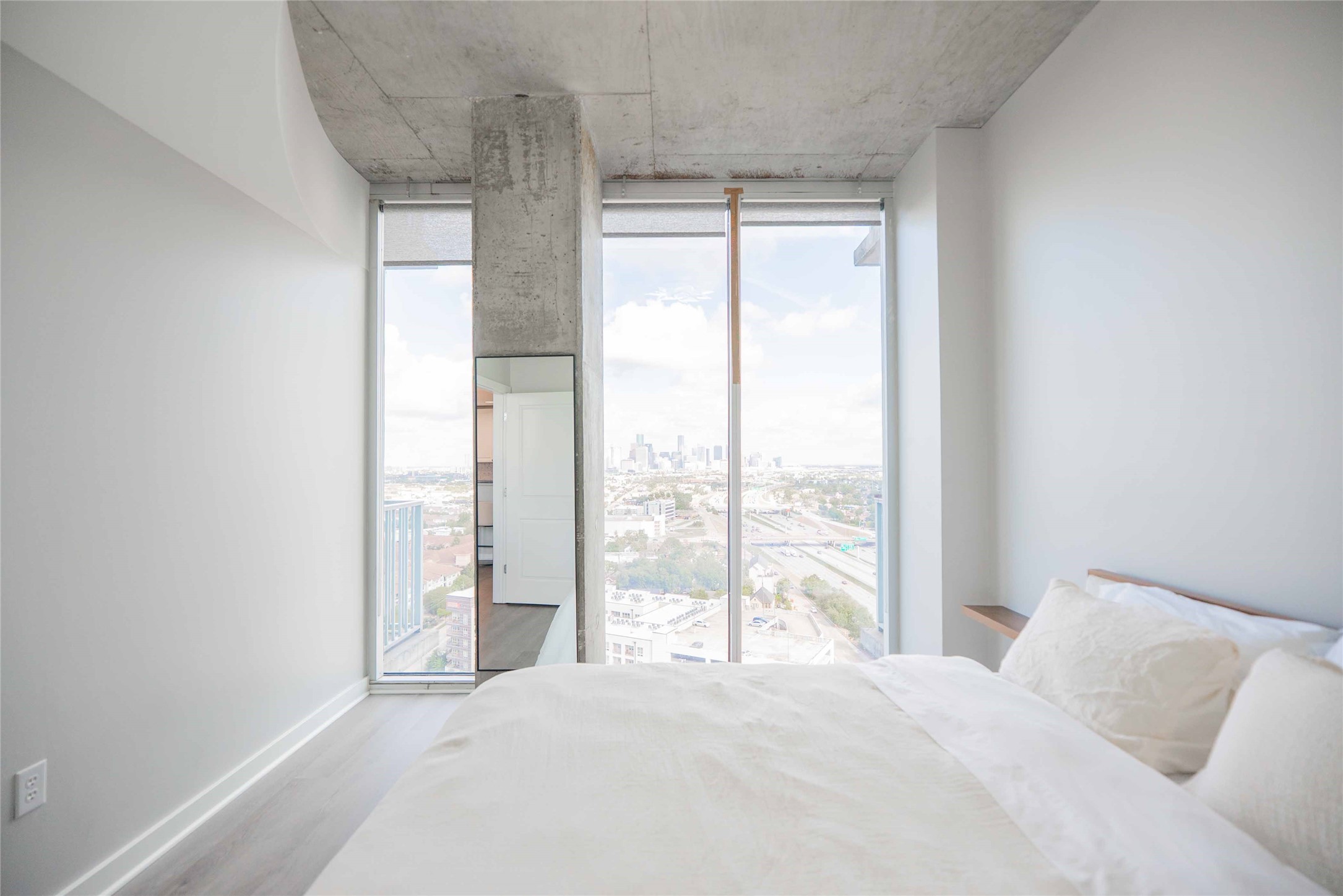 5925 Almeda Road, Unit 12005 Houston, TX 77004 - Photo 18 of 25 a bedroom with a bed and a large window