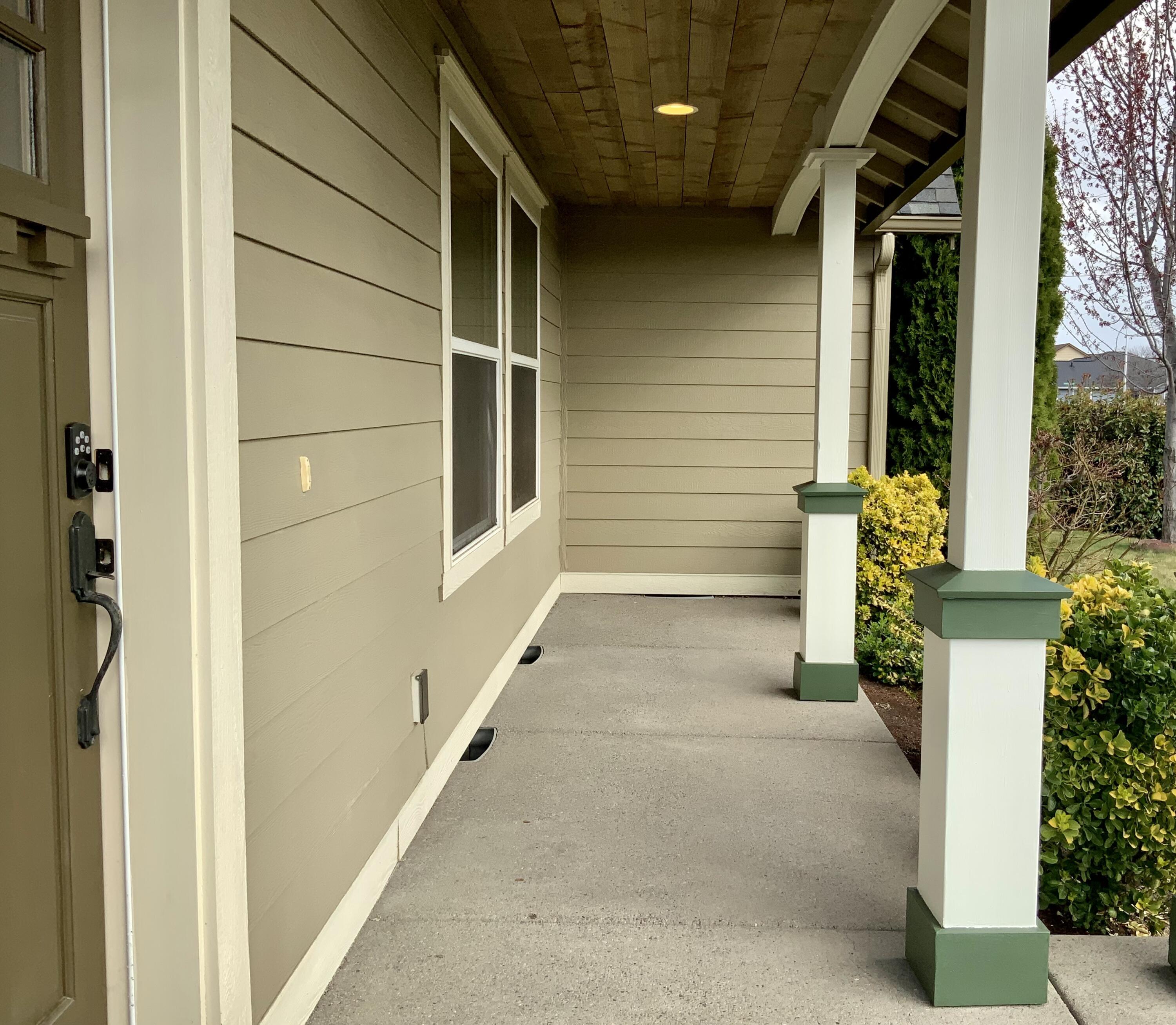 575 Barton Road Eagle Point, OR 97524 - Photo 2 of 26 Front porch