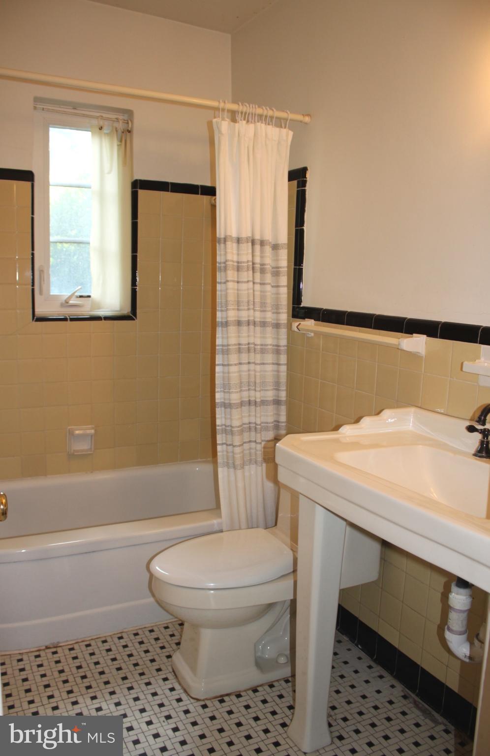 1119 Greenway Road Alexandria, VA 22308 - Photo 21 of 55 Hall full bath