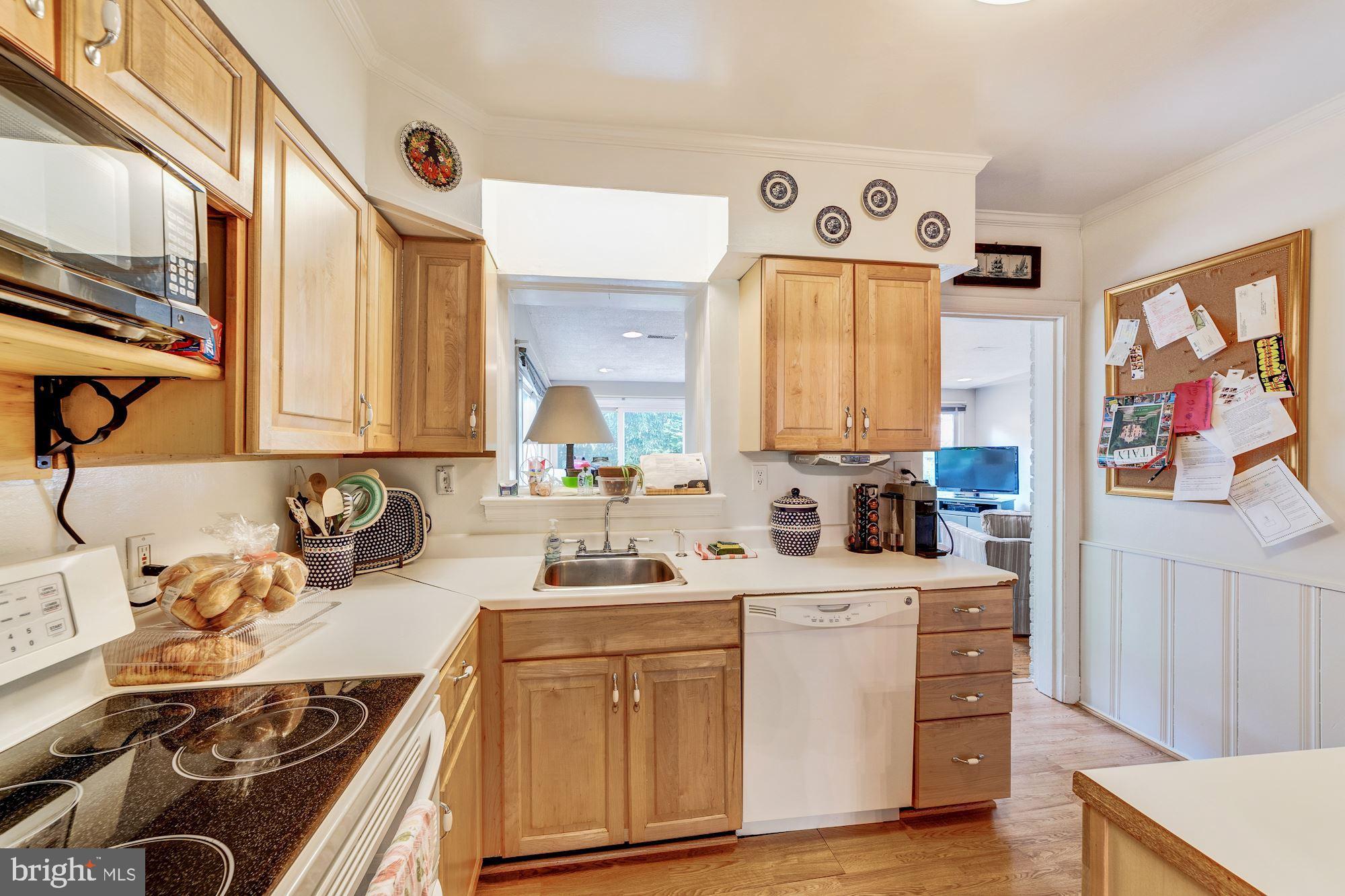 1119 Greenway Road Alexandria, VA 22308 - Photo 27 of 55 Kitchen with pass through to family room
