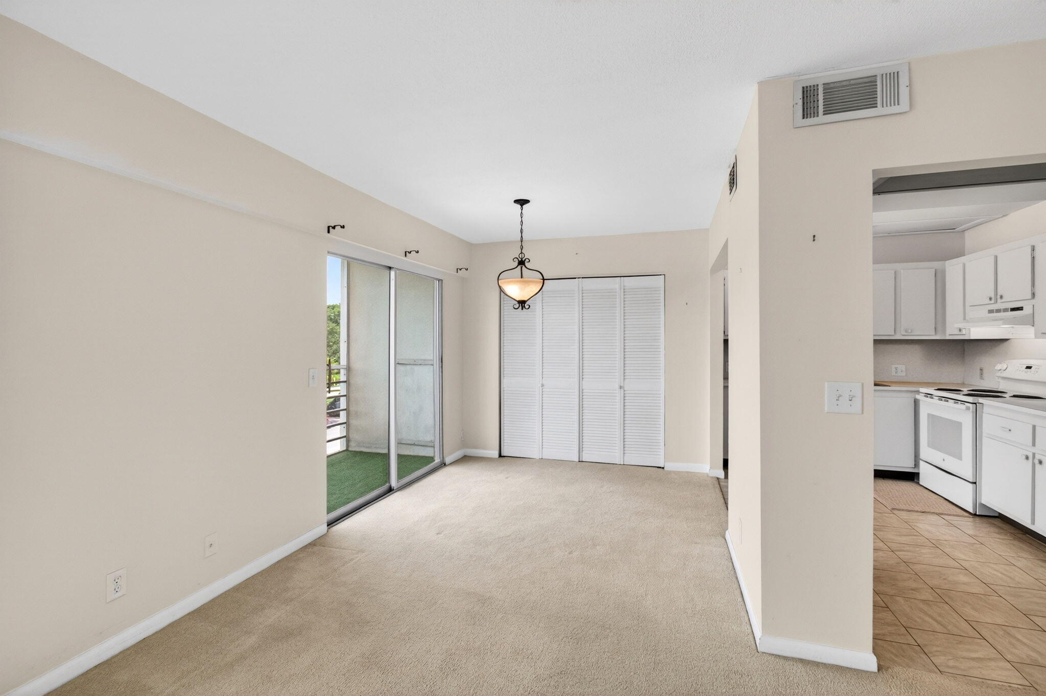 35 Mansfield A Boca Raton, FL 33434 - Photo 5 of 98 DIN.RM