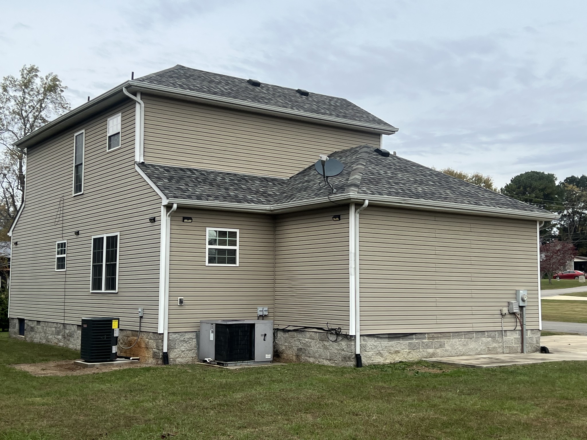 305 Duncan Lane Winchester, TN 37398 - Photo 4 of 34 a front view of a house with a garden