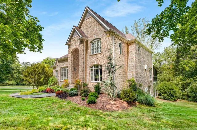 a view of a house with backyard and garden