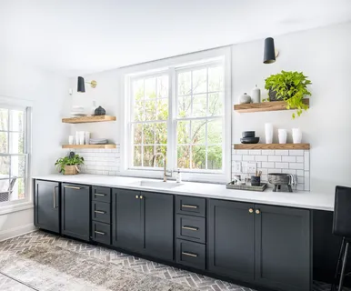 a view of a house with backyard and garden