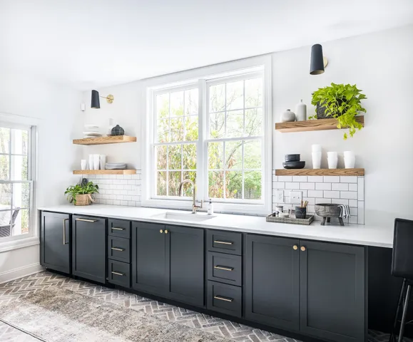 a view of a house with backyard and garden