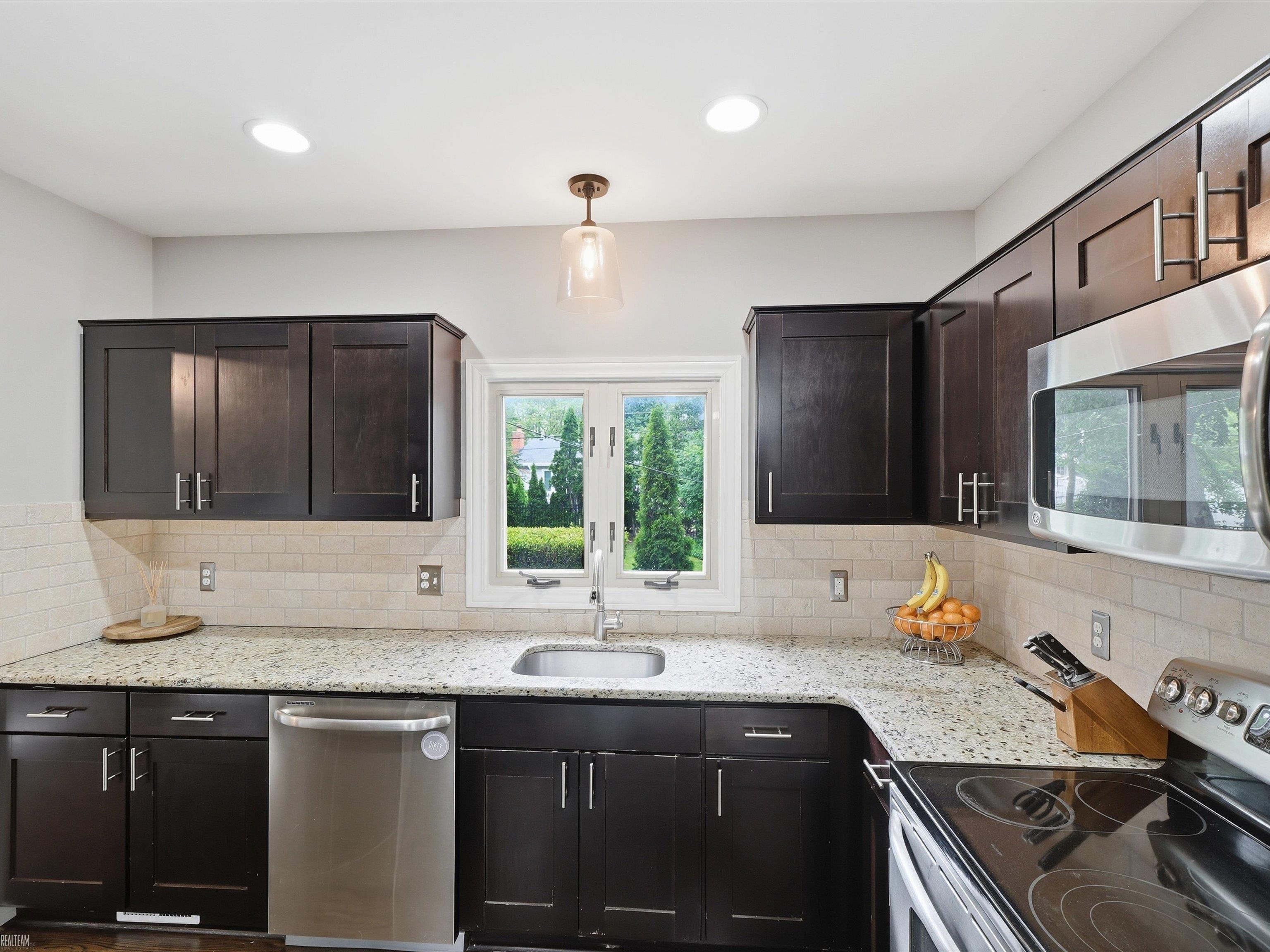 2622 Bembridge Road Royal Oak, MI 48073 - Photo 10 of 46
