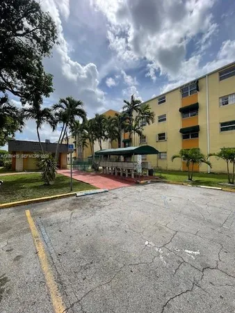 $1,800 | 606 West 81st Street, Unit 408, Hialeah, FL 33014