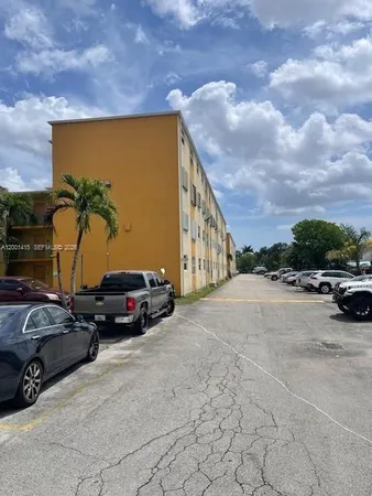 $1,800 | 606 West 81st Street, Unit 408, Hialeah, FL 33014