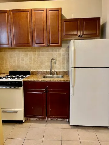 $1,400 | 5-7 Kelly Parkway, Unit 202, Bayonne, NJ 07002