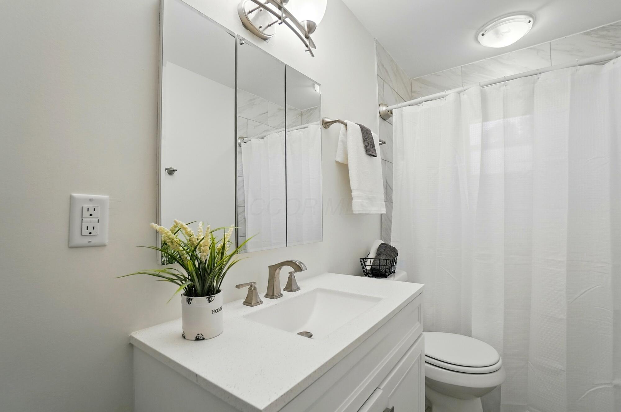 1105 Fordham Road Columbus, OH 43224 - Photo 27 of 52 2nd Full Bathroom