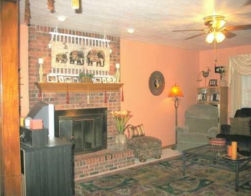 604 Victory Road Pittsburgh, PA 15237 - Photo 4 of 8 Den/Family/Great Room.