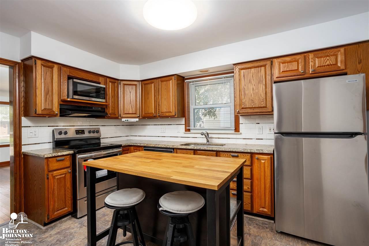 2073 Ridgemont Road Grosse Pointe Woods, MI 48236 - Photo 8 of 21