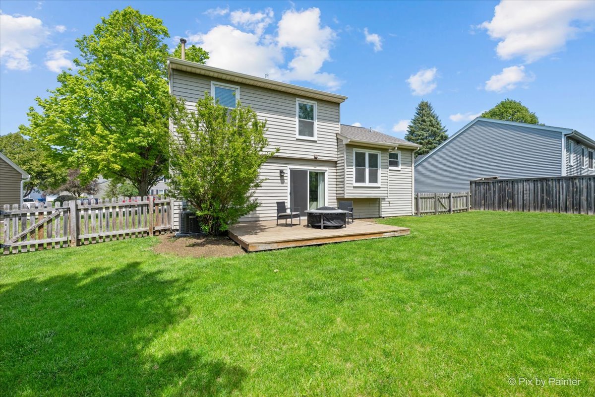 1150 Appleton Lane Geneva, IL 60134 - Photo 22 of 43 a house view with a garden space
