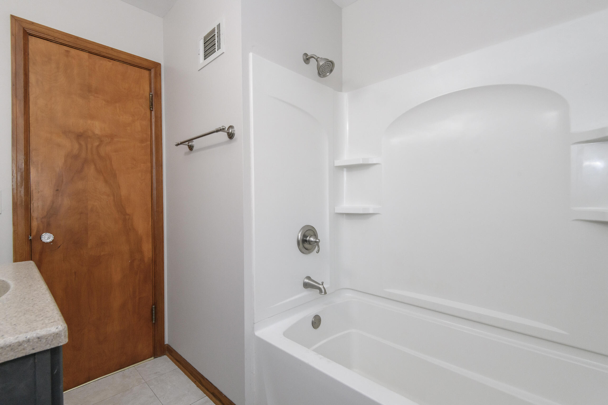 5122 North 65th Street Milwaukee, WI 53218 - Photo 15 of 31 Bathroom